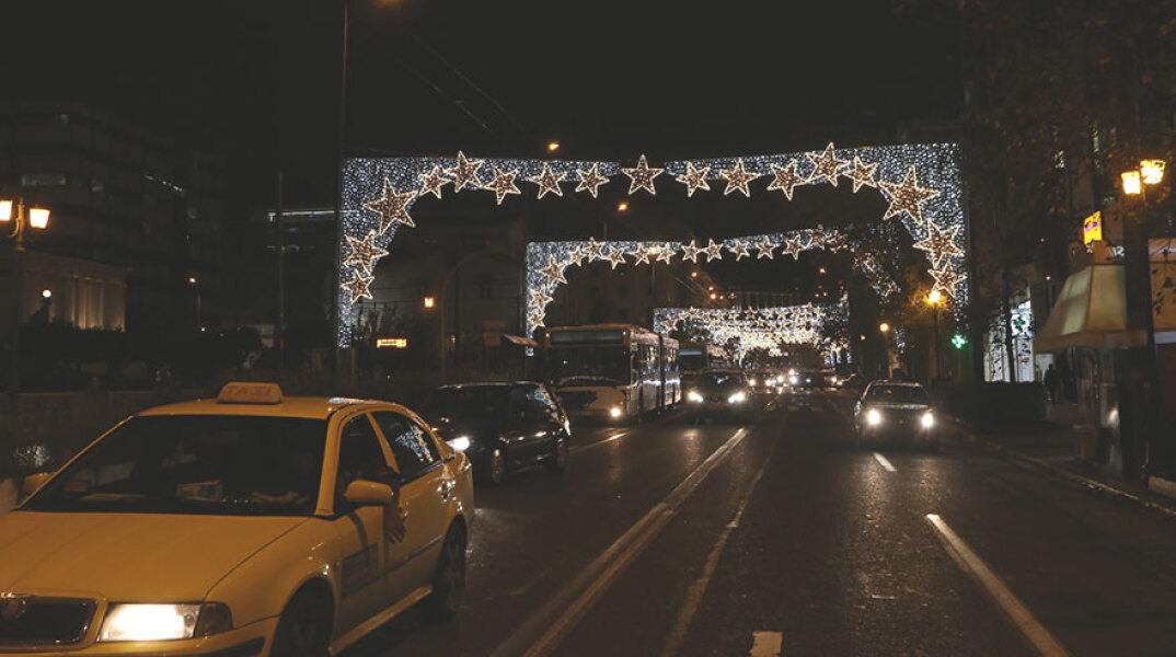 Οχήματα στη χριστουγεννιάτικα στολισμένη Βασιλίσσης Σοφίας