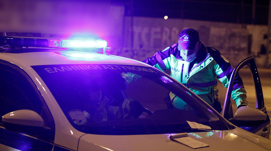 Αστυνομικός με μάσκα για τον κορωνοϊό έξω από περιπολικό (ΦΩΤΟ ΑΡΧΕΙΟΥ)