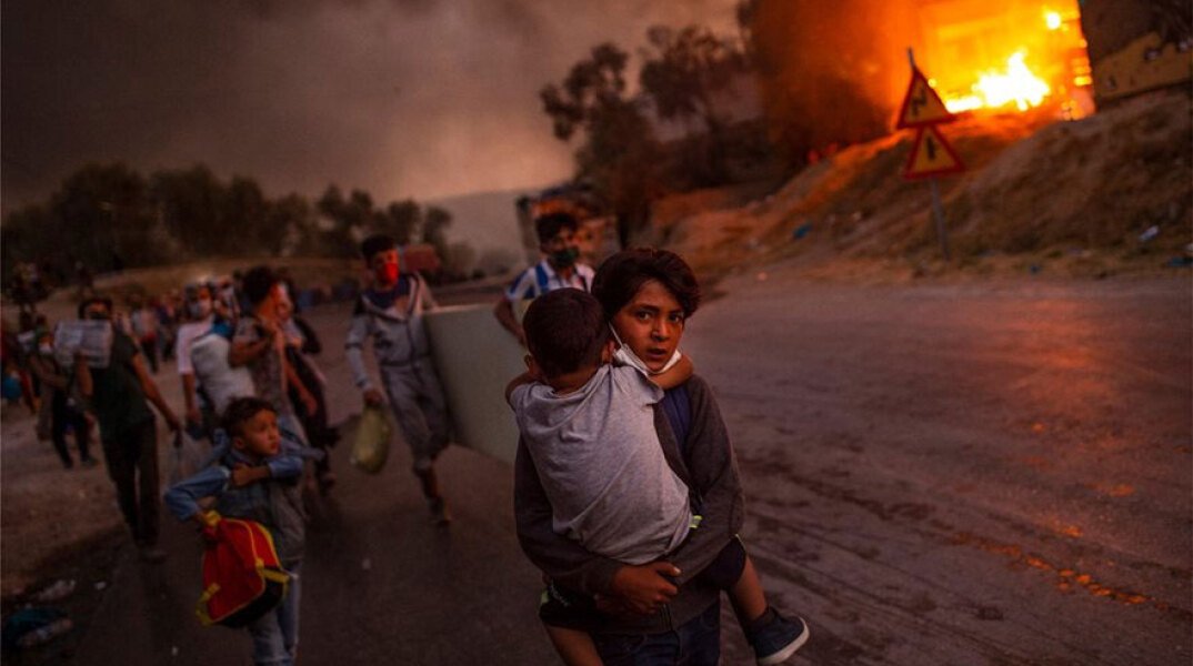 UNICEF - Φωτογραφία της Χρονιάς για το 2020: Προσφυγόπουλα απομακρύνονται από τον καταυλισμό στη Μόρια, με τη φωτιά να καταστρέφει τα πάντα πίσω της