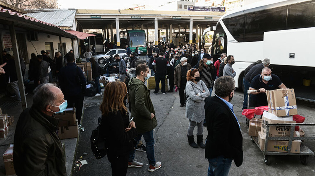 Πλήθος κόσμου στα ΚΤΕΛ Λιοσίων, δύο ημέρες πριν από τα Χριστούγεννα 2020, εν μέσω κορωνοϊού