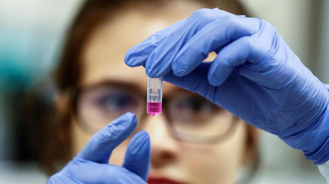 Επιστήμονας κάνει αναλύσεις για το εμβόλιο του κορωνοϊού
