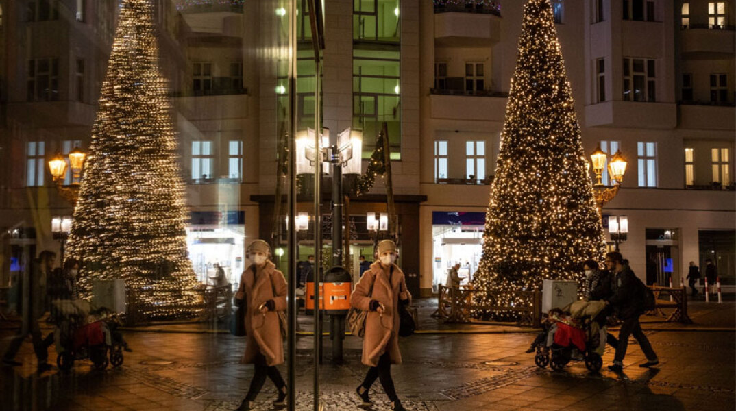 Γυναίκα με προστατευτική μάσκα για τον κορωνοϊό στην Ιταλία 