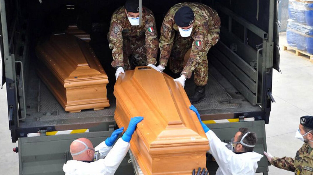 Κορωνοϊός στην Ιταλία: Στρατιώτες και γιατροί μεταφέρουν το φέρετρο με τη σορό νεκρού