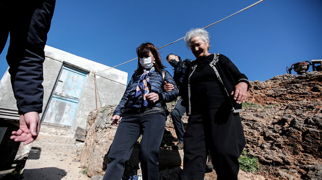 Η Κατερίνα Σακελλαροπούλου περπατά στην Κίναρο μαζί με την κυρά Ρήνη (Ειρήνη Κατσοτούρχη), τη μοναδική κάτοικο του ακριτικού νησιού στο Αιγαίο