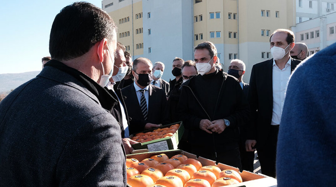 Ο πρωθυπουργός Κυριάκος Μητσοτάκης με μάσκα για τον κορωνοϊό έξω από το νοσοκομείο στη Βέροια