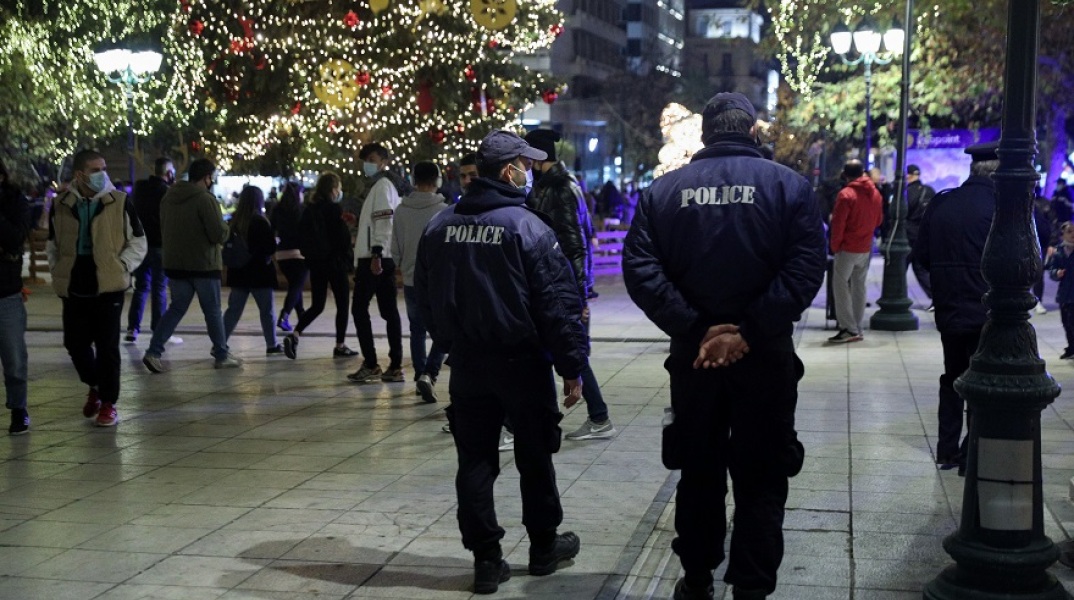 Αστυνομικοί στη στολισμένη πλατεία Συντάγματος 