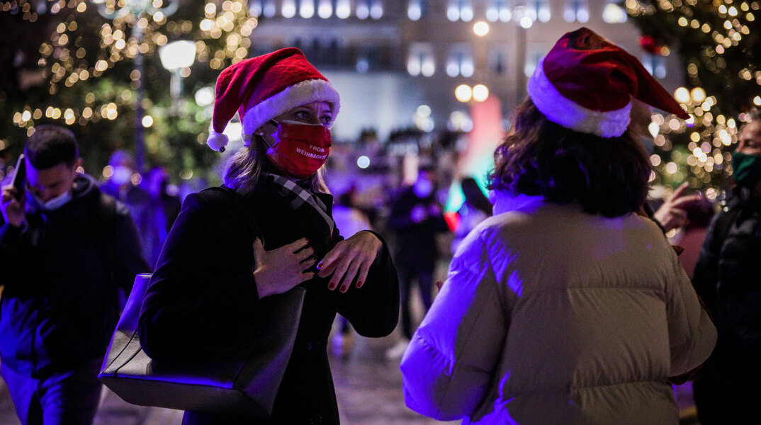 Πλατεία Συντάγματος: Σκουφάκι Άγιου Βασίλη και μάσκα για τον κορωνοϊό σε κόκκινο χρώμα - Τα φετινά Χριστούγεννα είναι διαφορετικά 