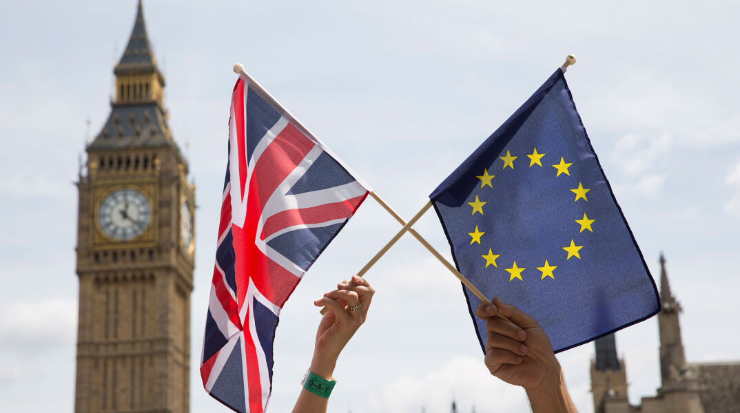 Brexit: Σημαίες της Ευρωπαϊκής Ένωσης και της Μεγάλης Βρετανίας με φόντο το Μπιγκ Μπεν στο Λονδίνο