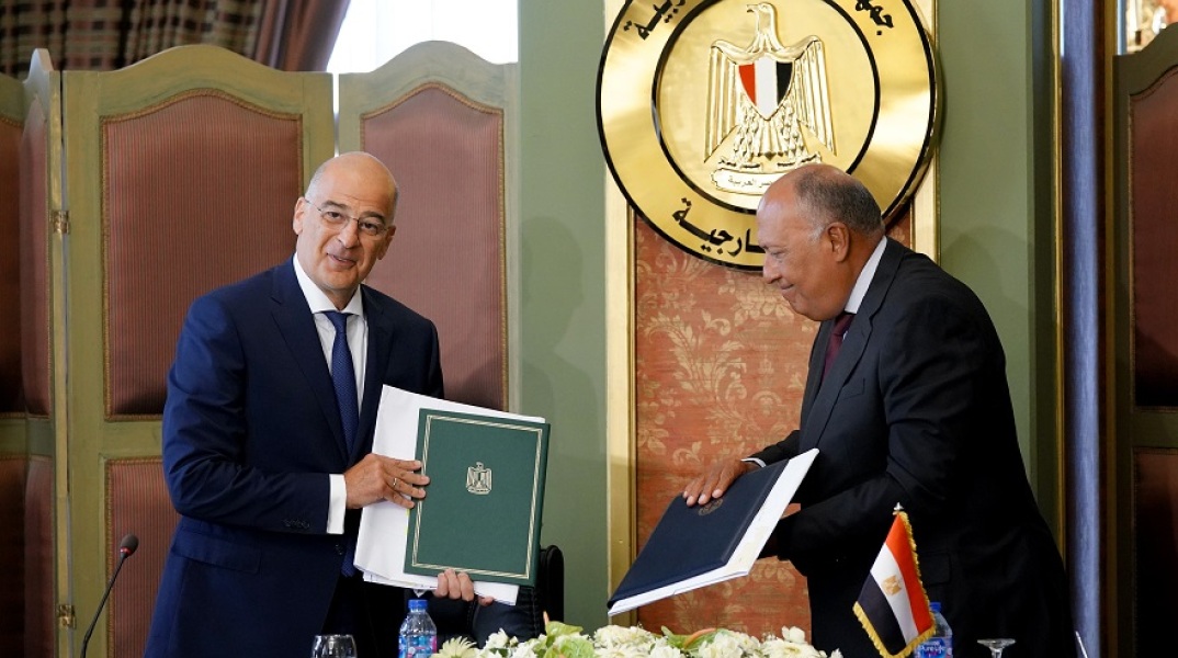 Στιγμιότυπο από την υπογραφή της συμφωνίας μεταξύ Ελλάδας και Αιγύπτου