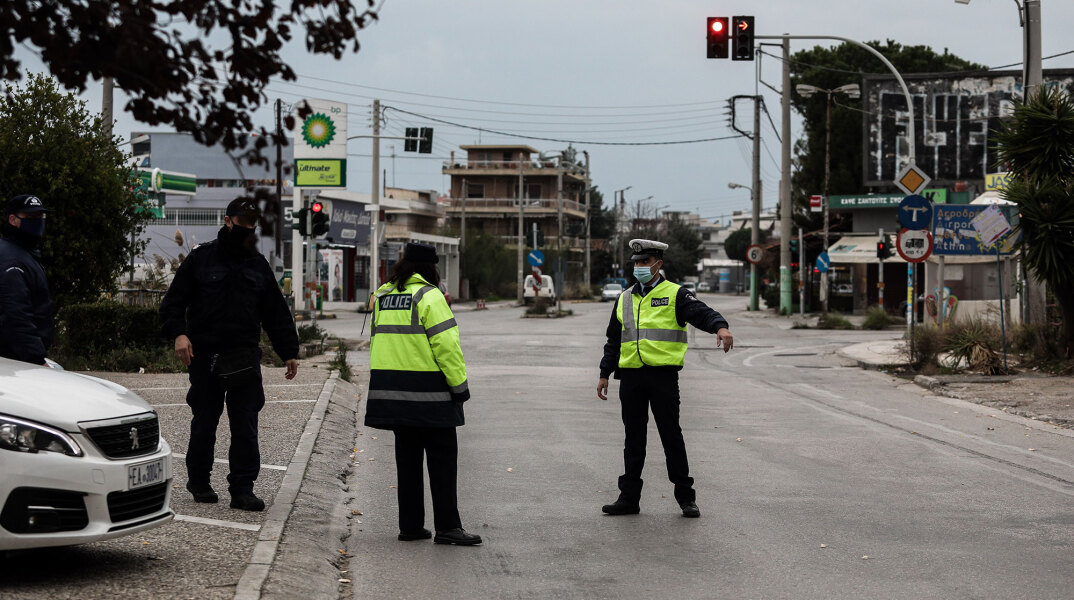 Αυστηρό τοπικό lockdown στην Ελευσίνα - Έλεγχοι από αστυνομικούς στις μετακινήσεις των κατοίκων