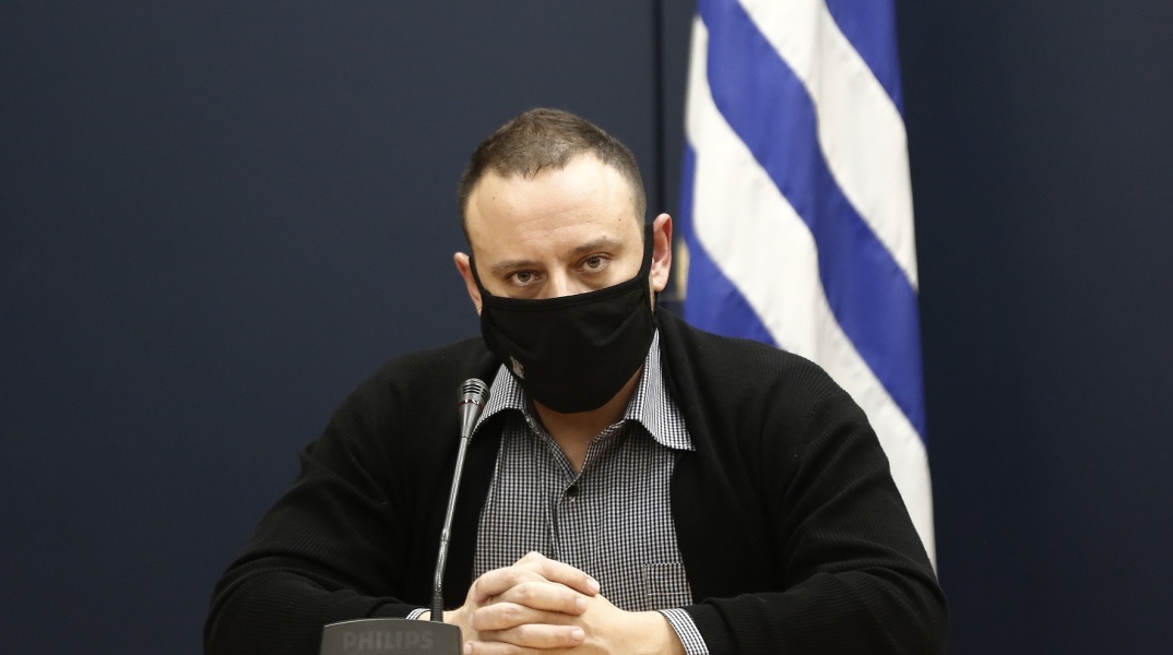 O επίκουρος Καθηγητής της Ιατρικής Σχολής του ΕΚΠΑ και μέλος της Επιτροπής Εμπειρογνωμόνων του Υπουργείου Υγείας, Γκίκας Μαγιορκίνης μιλάει στην ενημέρωση για την εξέλιξη της Covid-19 στην Ελλάδα, σε αίθουσα του Υπουργείου