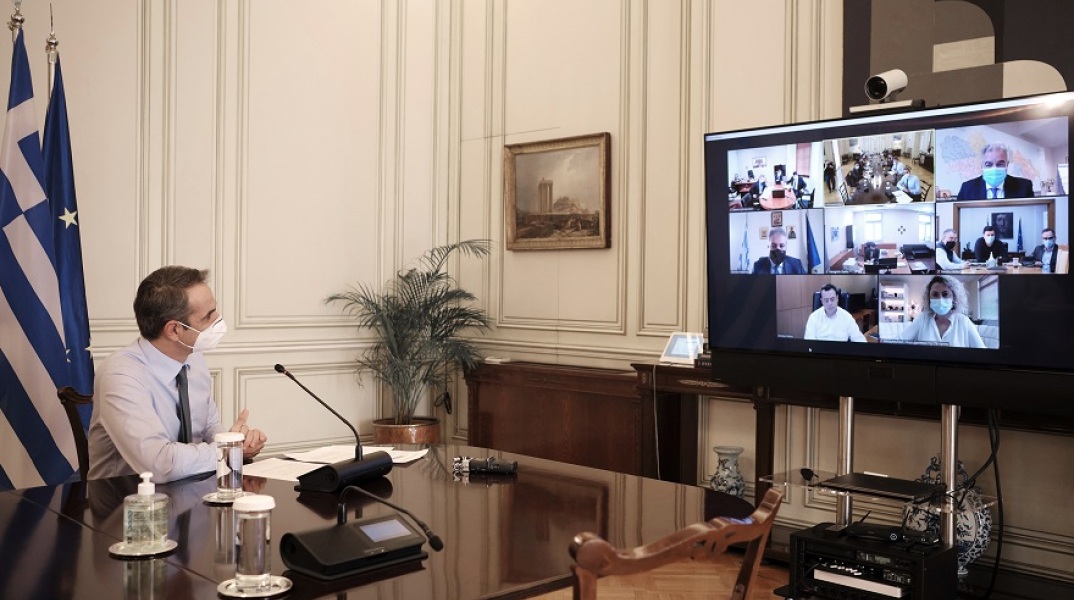 Ο πρωθυπουργός Κυριάκος Μητσοτάκης κατά τη διάρκεια τηλεδιάσκεψης