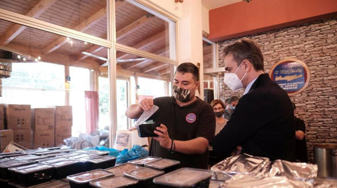 Μερίδες φαγητού και δώρα μοίρασε ο Κυρ. Μητσοτάκης στο Κερατσίνι 