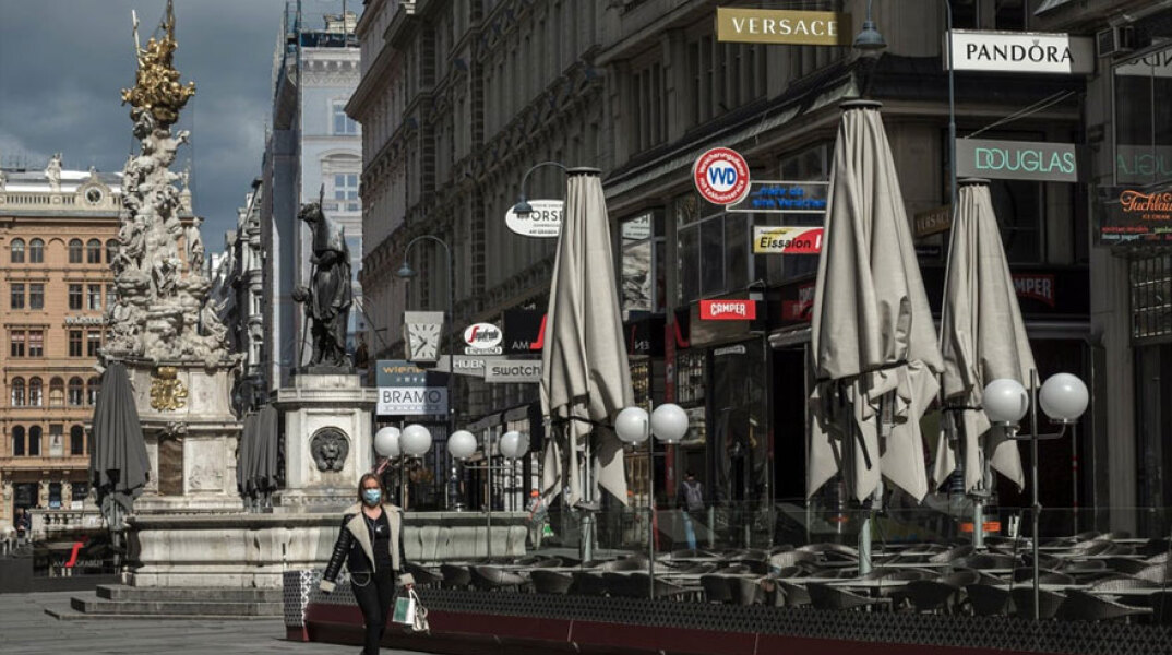 Lockdown στην Αυστρία - Γυναίκα με προστατευτική μάσκα για τον κορωνοϊό στη Βιέννη