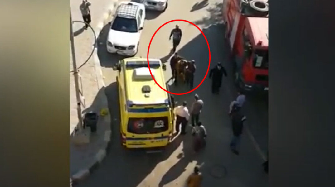Διασώστες απομακρύνουν ασθενείς από φλεγόμενο νοσοκομείο στην Αίγυπτο