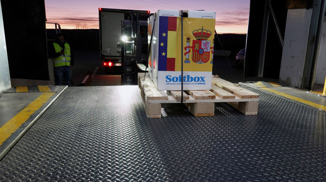 «Προσοχή, ευαίσθητο πακέτο»: Τα πρώτα εμβόλια της Pfizer για τον κορωνοϊό έφθασαν στην Ισπανία