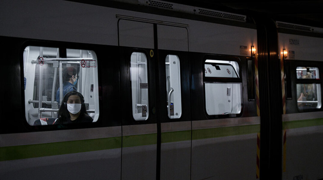 Επιβάτες σε συρμό του Μετρό με μάσκα για τον κορωνοϊό