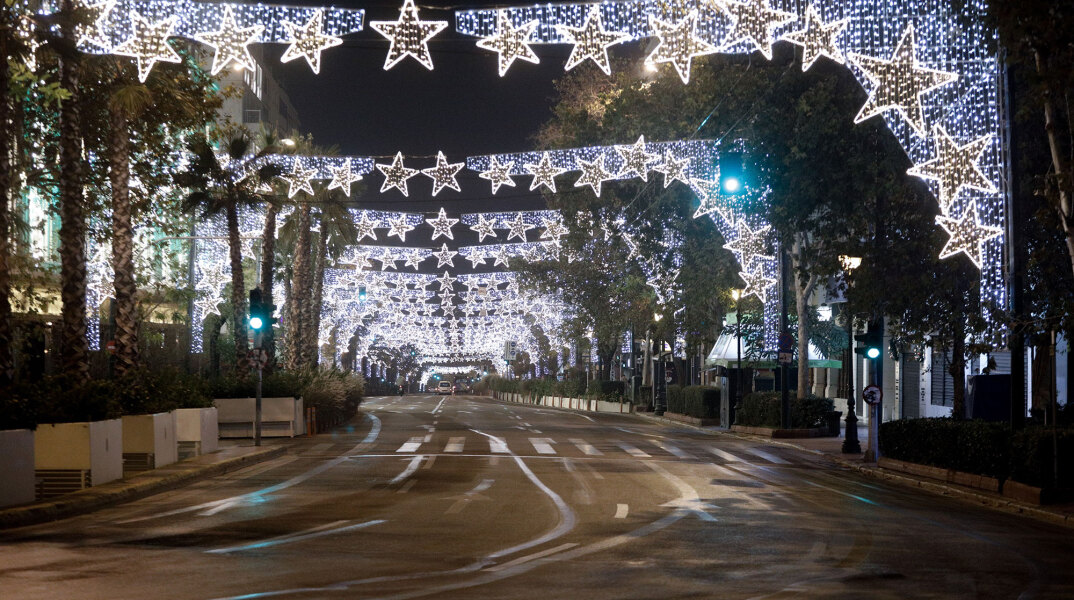 Κορωνοϊός - Lockdown: Έρημη η οδός Πανεπιστημίου ανήμερα των Χριστουγέννων 2020