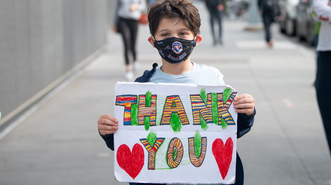 Αγόρι με μάσκα προστασίας στέλνει ευχαριστήριο μήνυμα με μια ζωγραφιά