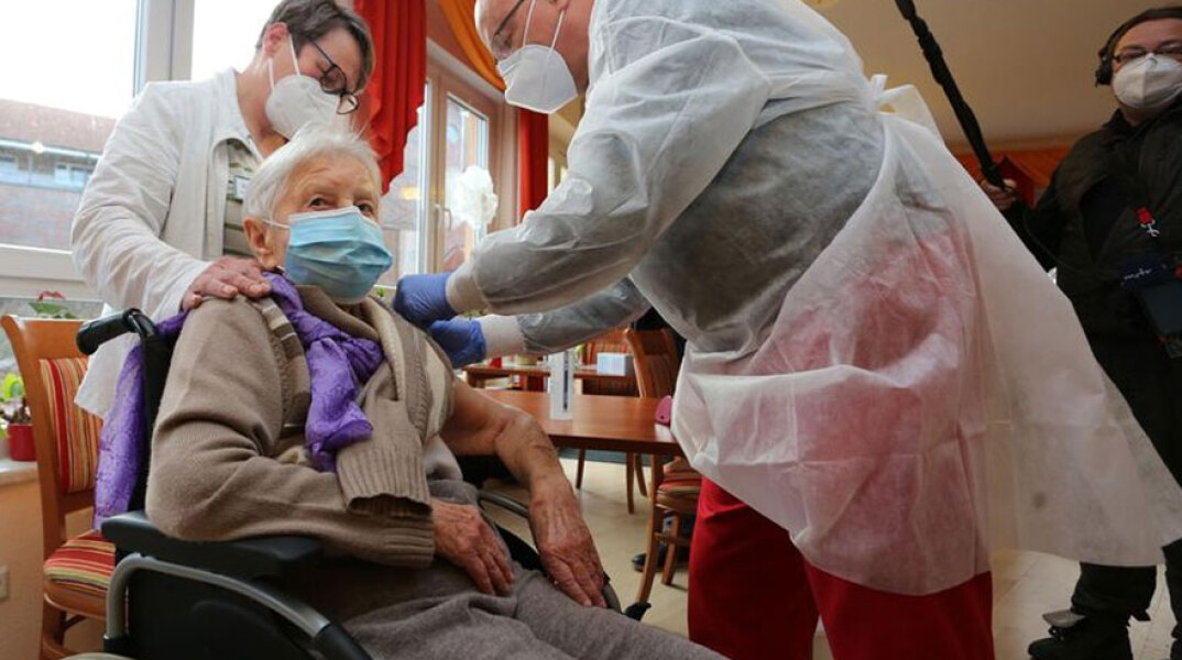 Γερμανία - Εμβολιασμός: Σε γυναίκα, ηλικίας 101 ετών, το πρώτο εμβόλιο για τον κορωνοϊό