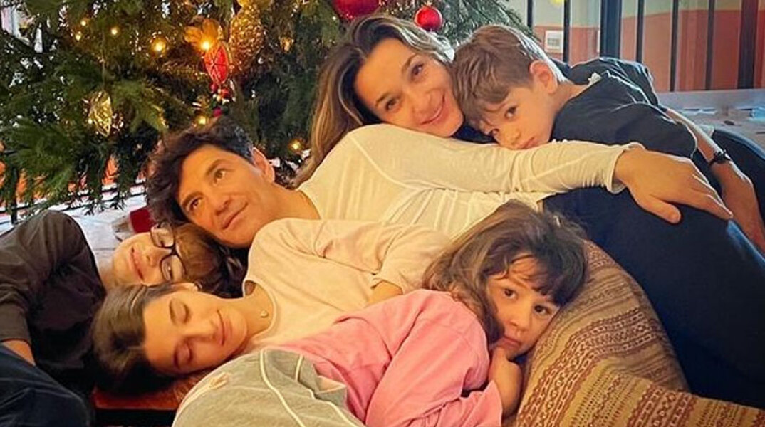 Σάκης Ρουβάς με την Κάτια Ζυγούλη και τα παιδιά τους μπροστά από το χριστουγεννιάτικο δέντρο