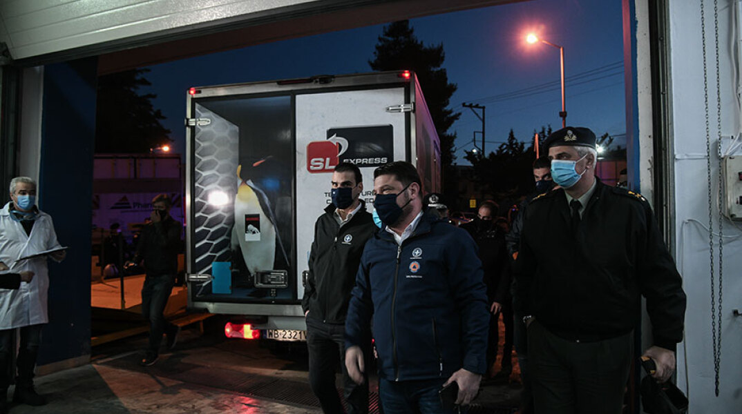 Πρώτα εμβόλια της Pfizer για τον κορωνοϊό στην Ελλάδα - Ο Νίκος Χαρδαλιάς σε αποθήκη στο Κρυονέρι την ώρα που γίνεται η παραλαβή