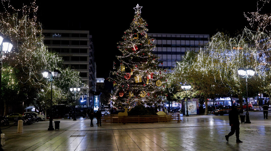Tο χριστουγεννιάτικο δέντρο στην πλατεία Συντάγματος