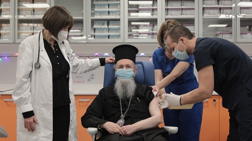 Εμβολιασμός του Μητροπολίτη Ναυπάκτου και Αγίου Βλασίου Ιερόθεου