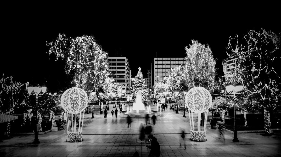 Απαγόρευση κυκλοφορίας στην Αθήνα: Ελάχιστος κόσμος στην πλατεία Συντάγματος λίγο πριν ξεκινήσει να ισχύει το μέτρο | 28.12.2020