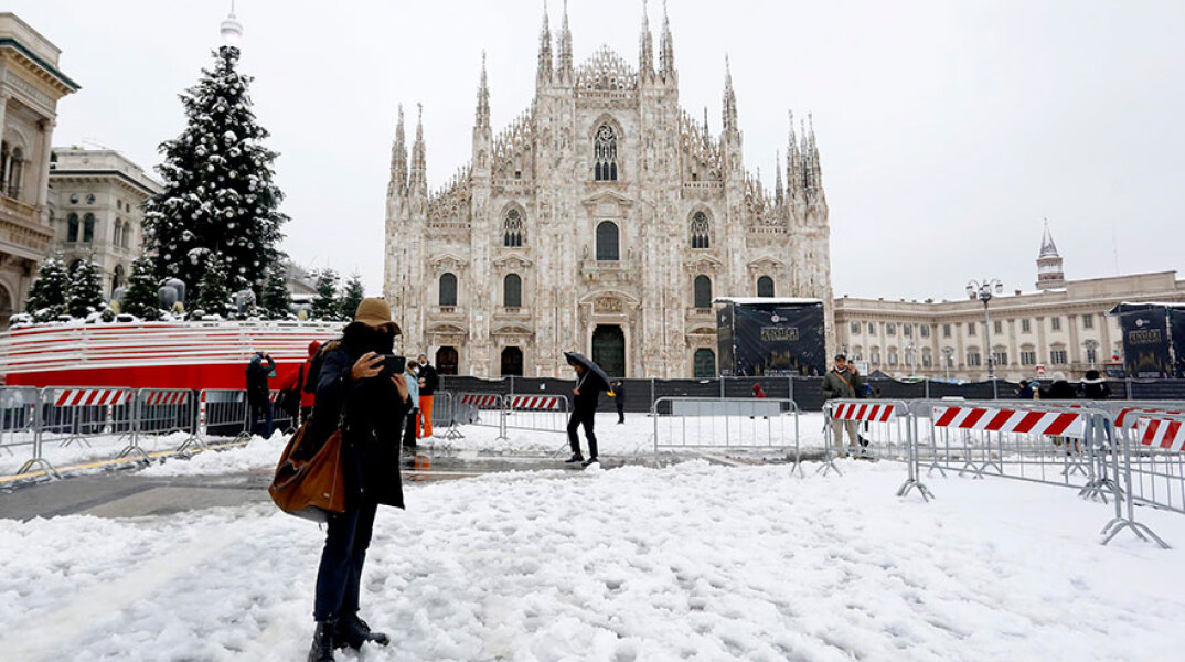 Χιόνισε στο Μιλάνο, με τους κατοίκους να βγάζουν selfies από την «άσπρη ημέρα»
