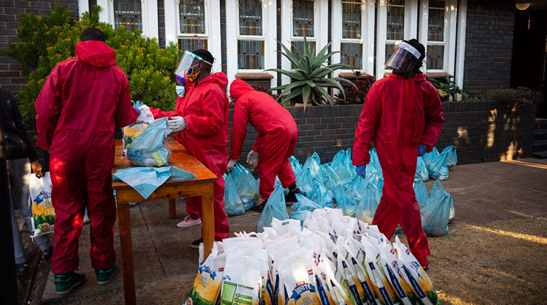 Νότια Αφρική - Κορωνοϊός: Διανομή δωρεάν φαγητού σε κατοίκους στο Γιοχάνεσμπουργκ