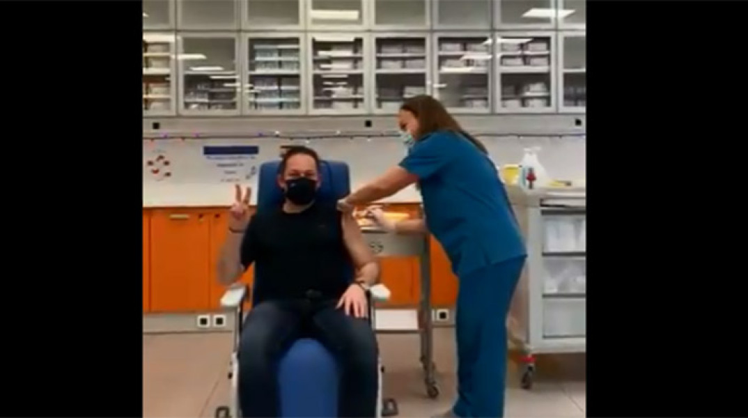 Εμβολιάστηκε ο Στέλιος Πέτσας