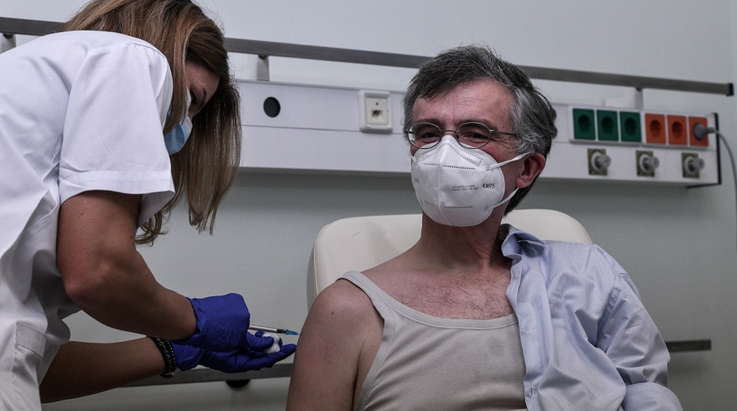 Εμβολιασμός του Λοιμοξιολόγου Σωτήρη Τσιόδρα, στο Νοσοκομείο Αττικόν