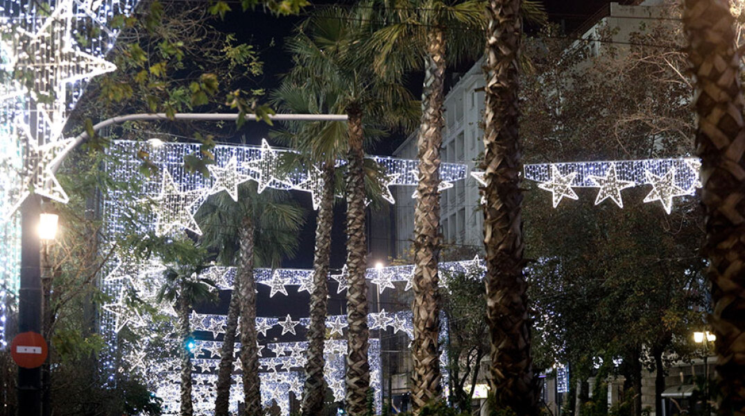 Lockdown στην Αθήνα: Χριστουγεννιάτικος στολισμός στον «Μεγάλο Περίπατο» στην αρχή της Πανεπιστημίου