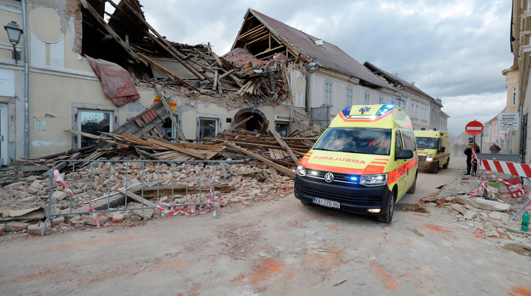 Σεισμός στην Κροατία: Ασθενοφόρο μπροστά από σπίτι που κατέρρευσε μετά τα 6,4 Ρίχτερ