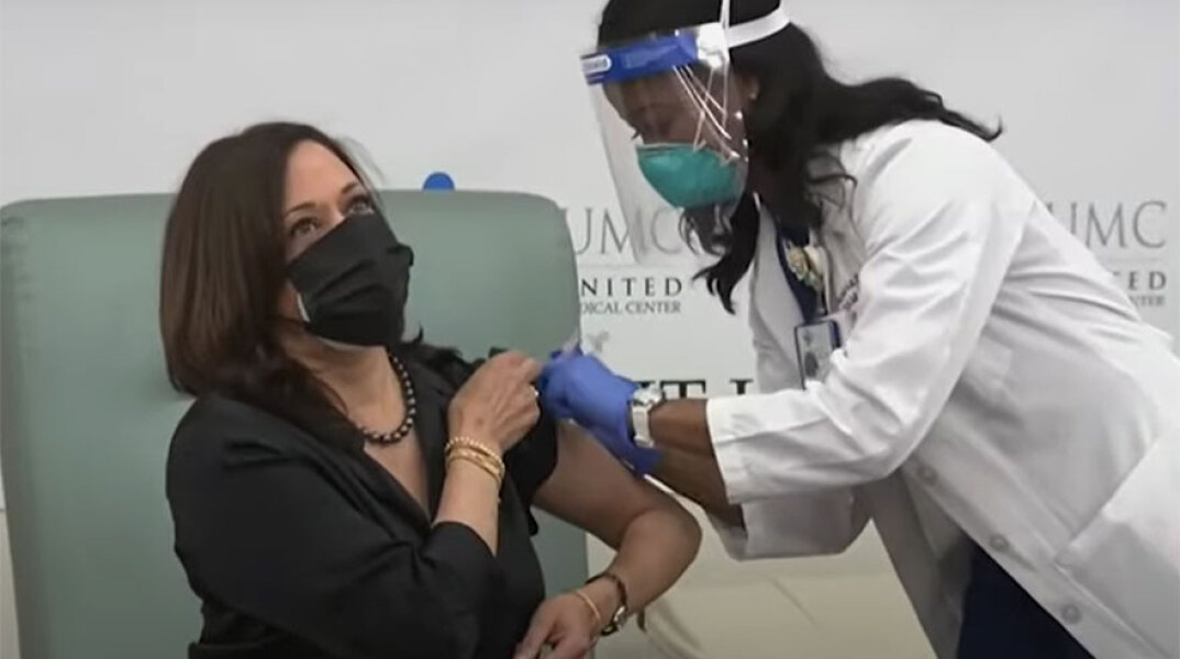 Καμάλα Χάρις: Η στιγμή που κάνει το εμβόλιο της Moderna