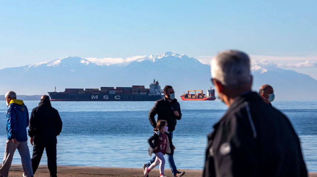 Κάτοικοι στη Θεσσαλονίκη κάνουν βόλτα και τζόκινγκ με φόντο τις χιονισμένες πλαγιές του Ολύμπου