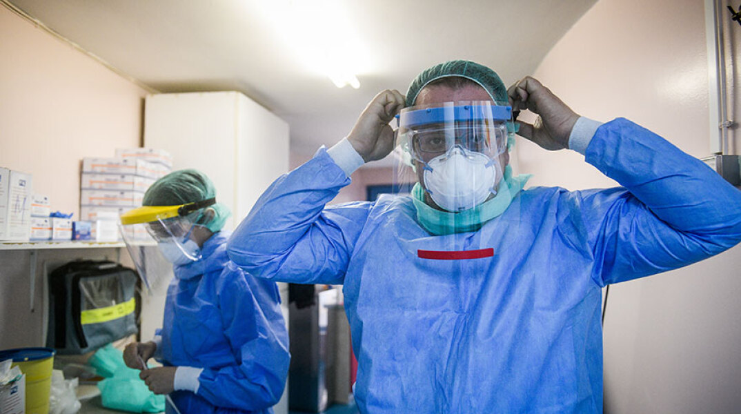 Υγειονομικοί στο νοσοκομείο «Σωτηρία» φορούν προστατευτικό εξοπλισμό για τον κορωνοϊό (ΦΩΤΟ ΑΡΧΕΙΟΥ)