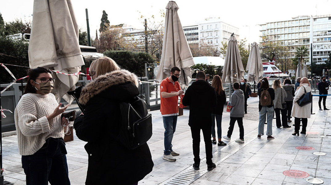 Κορωνοϊός - Πολίτες με μάσκα στο κέντρο της Αθήνας 