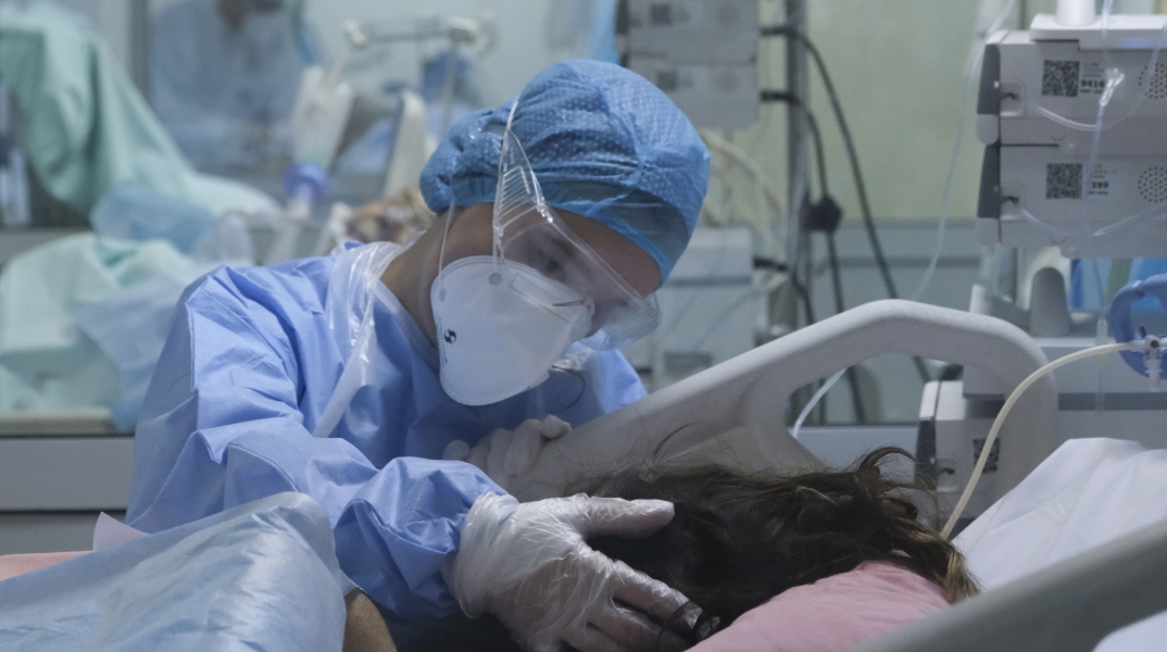 Νοσηλευτής που φροντίζει ασθενή με κορωνοϊό σε νοσοκομείο