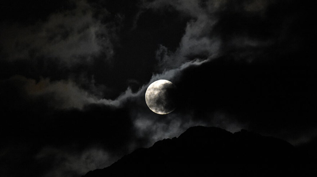Η τελευταία πανσέληνος για το 2020 όπως φαίνεται στις Μυκήνες