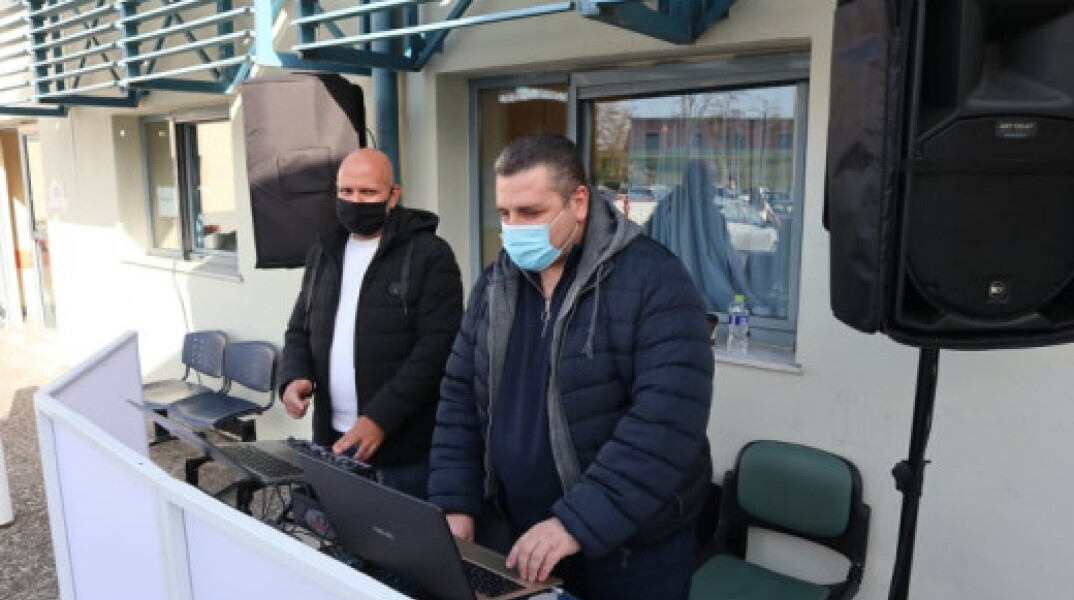 DJ έξω από το νοσοκομείο της Λάρισας 