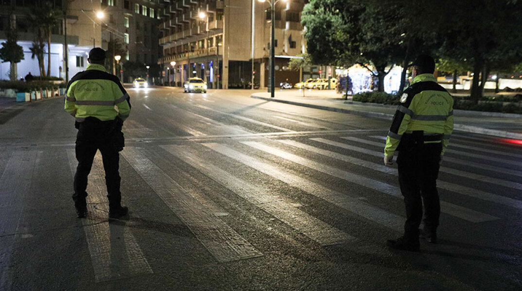 Lockdown - Μετακινήσεις: Μπλόκο της Αστυνομίας στην πλατεία Συντάγματος για την απαγόρευση κυκλοφορίας