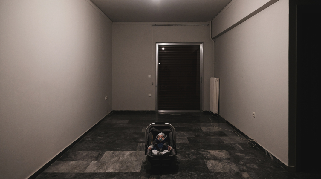 Νεογένηττο μωρό σε διαμέρισμα