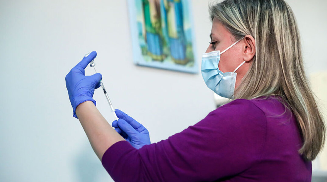 Εμβολιασμός: Νοσηλεύτρια ετοιμάζει το εμβόλιο της Pfizer για τον κορωνοϊό (ΦΩΤΟ ΑΡΧΕΙΟΥ)