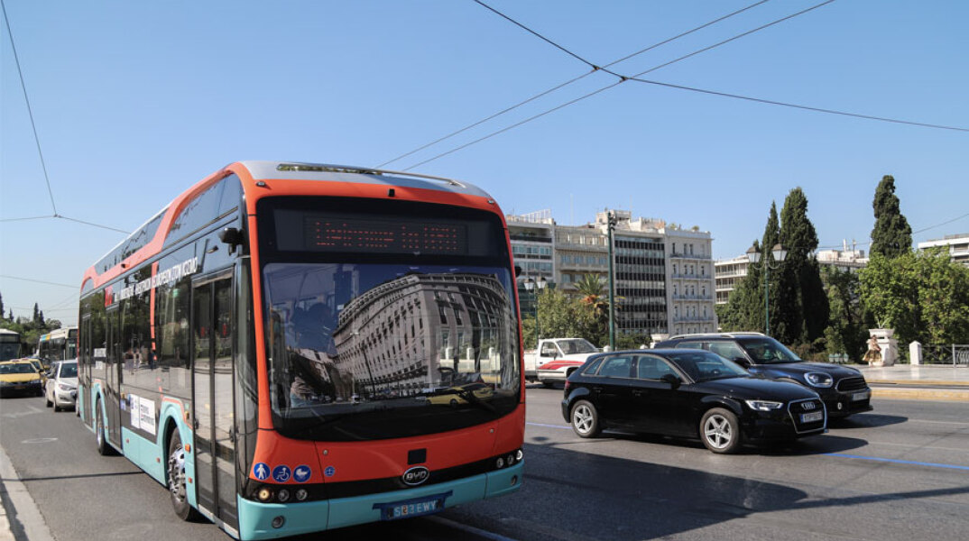 Το υπερσύγχρονο ηλεκτρικό λεωφορείο στη λεωφόρο Αμαλίας μπροστά από την πλατεία Συντάγματος