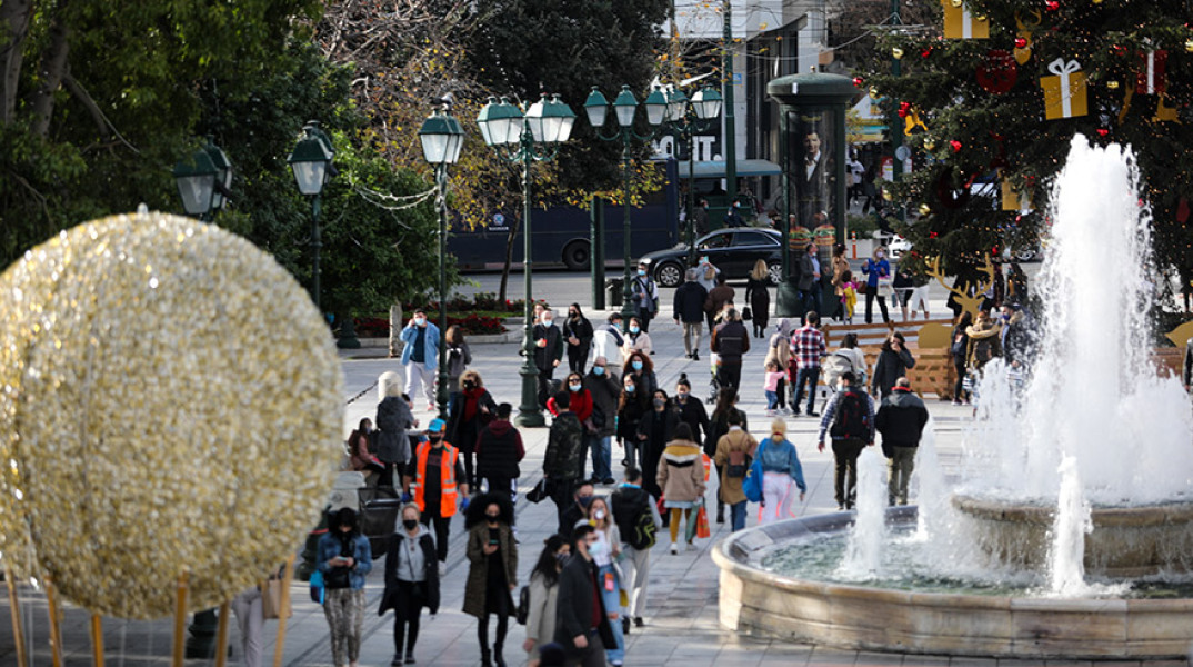 ΣΤΙΓΜΙΟΤΥΠΑ ΣΤΟ ΧΡΙΣΤΟΥΓΕΝΝΙΑΤΙΚΟ ΔΕΝΤΡΟ ΣΤΗ ΠΛΑΤΕΙΑ ΣΥΝΤΑΓΜΑΤΟΣ