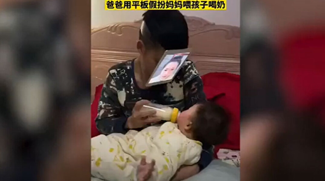 Με το τάμπλετ στο κεφάλι πατέρας καταφέρνει την κόρη του να πιει το γάλα της