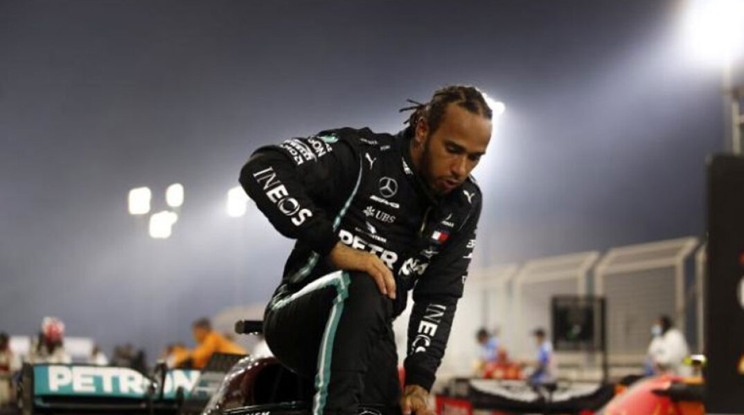 Ο Σερ Λιούις Χάμιλτον βγαίνει από μονοθέσιο της Formula 1