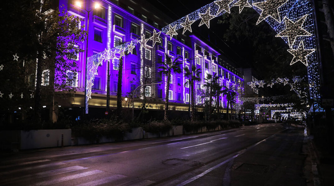 Η χριστουγεννιάτικα στολισμένη Πανεπιστήμιου στην Αθήνα